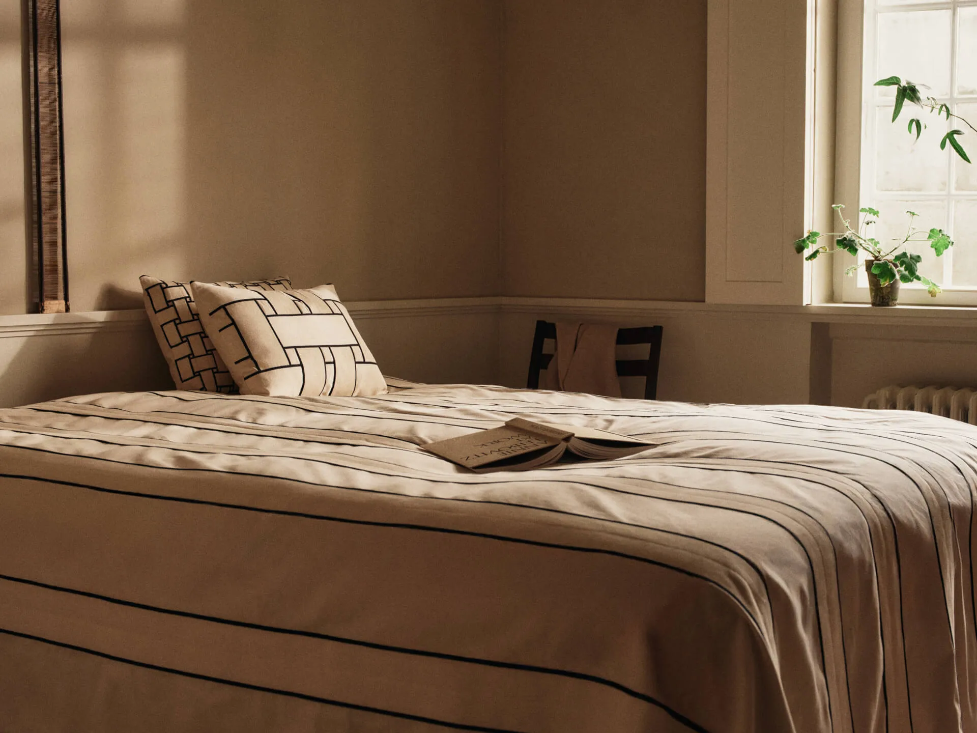 Lattice tyynynpäällinen, Off-white-musta, 40x60 cm Ferm Living