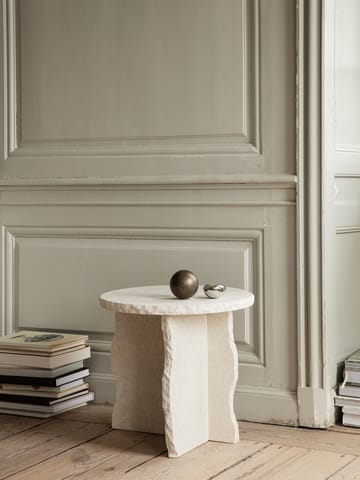 Mineral Sculptural pöytä Ø52 cm - Bianco Curia - Ferm Living