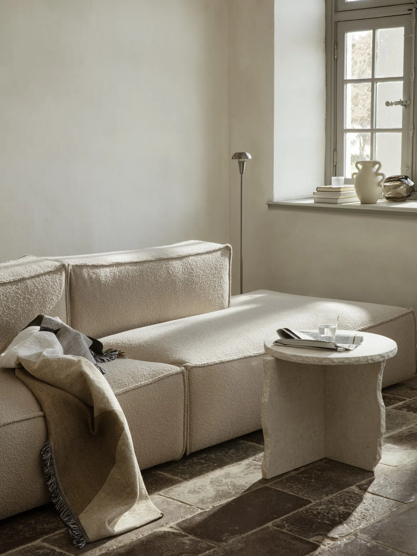 Mineral Sculptural pöytä Ø52 cm, Bianco Curia Ferm Living