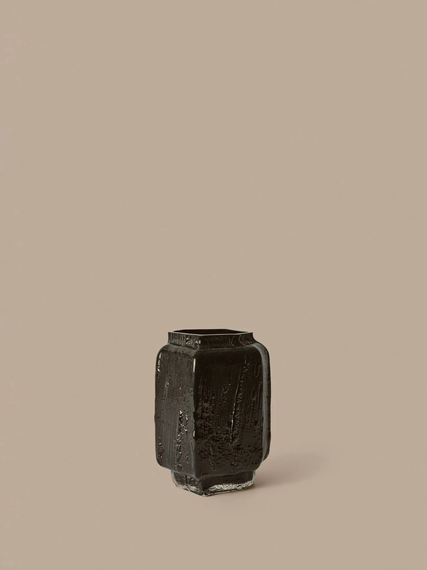 Mokuri maljakko, Black, 25 cm Ferm Living