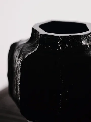 Mokuri maljakko - Black, 30 cm - Ferm Living