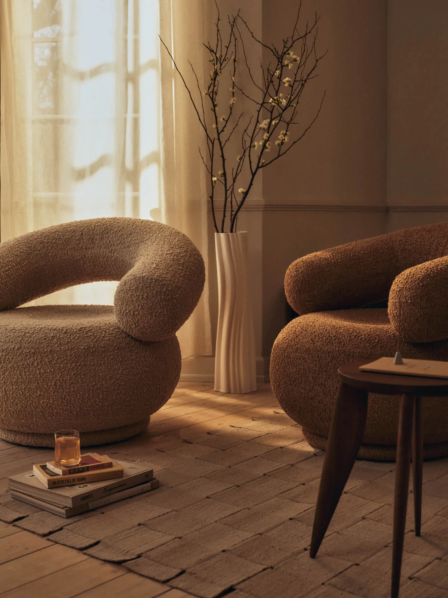 Orbo Lounge -nojatuoli, pyörivä, Raw bouclé – Natural Ferm Living