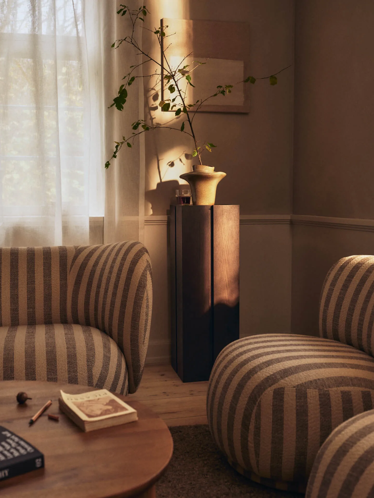 Parcel jalusta, Tummaksi petsattu, 30×30×90 cm Ferm Living