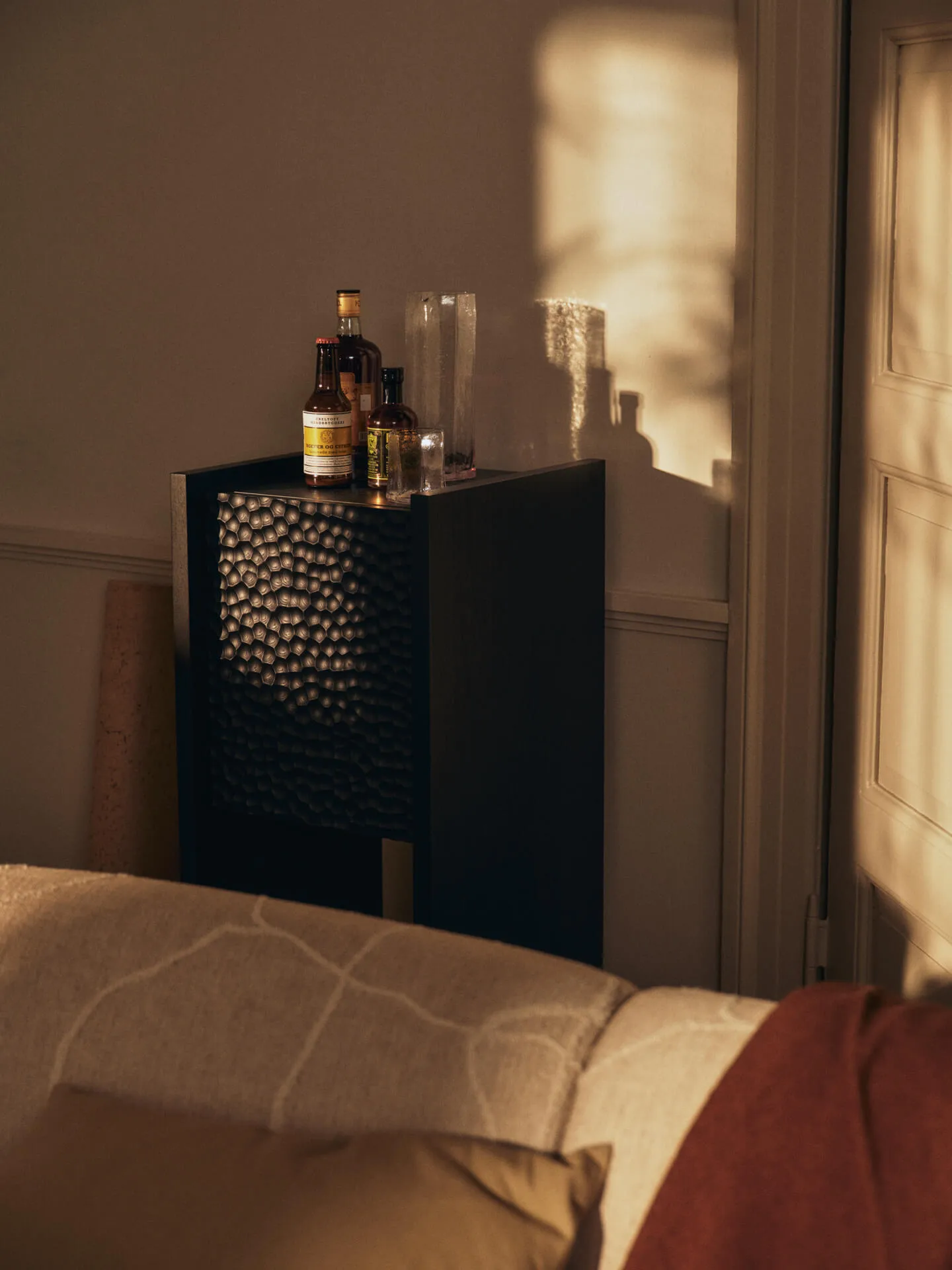 Scarni kaappi, Tummapetsattu saarni, 38×40×100 cm Ferm Living