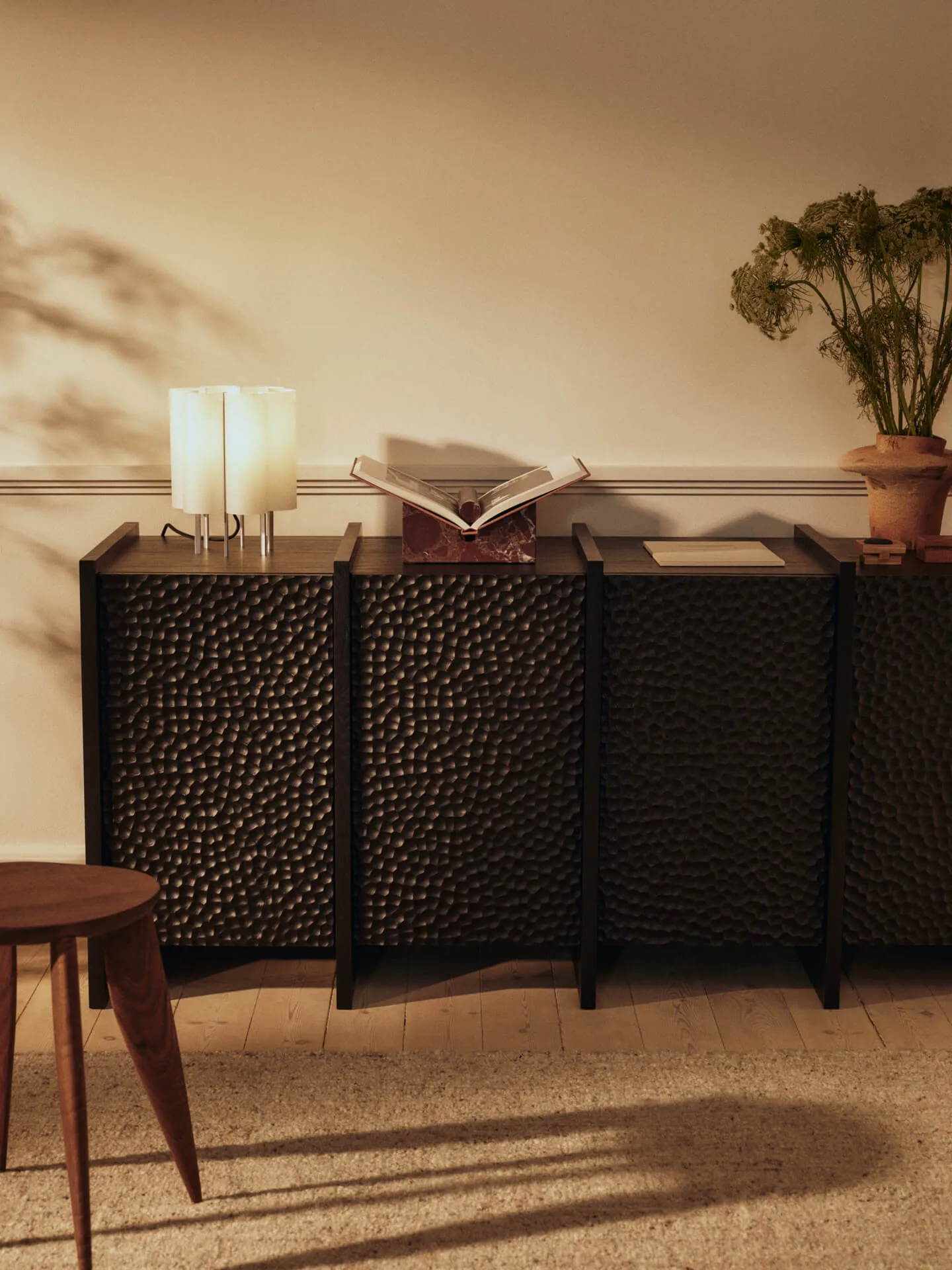 Scarni senkki, Tummapetsattu saarni, 163×50×74 cm Ferm Living