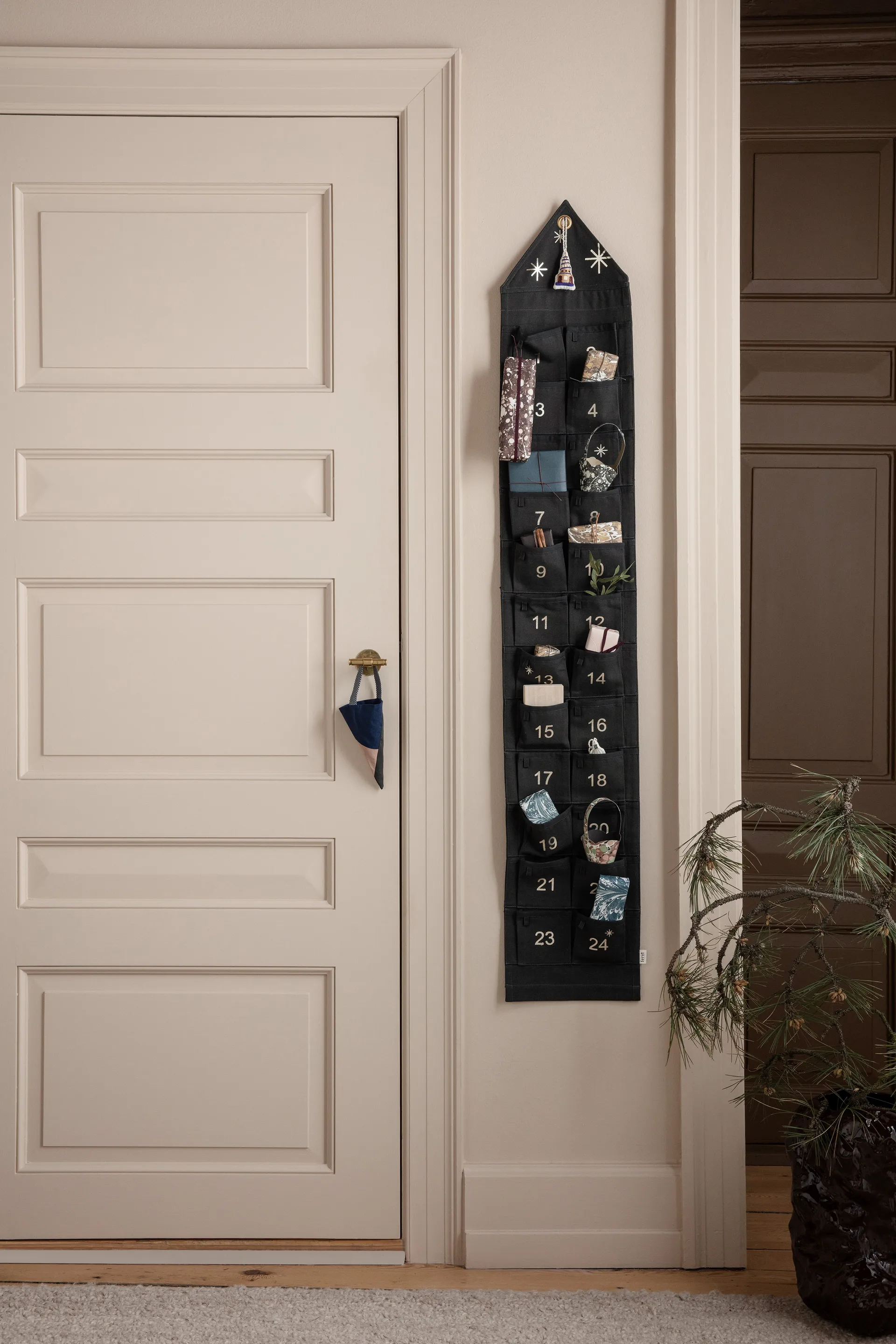 Star joulukalenteri talo, 150 cm, Dark green Ferm Living