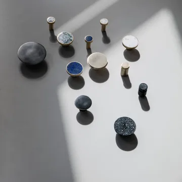 Stone -pieni koukku - valkoinen marmori - messinki - Ferm Living