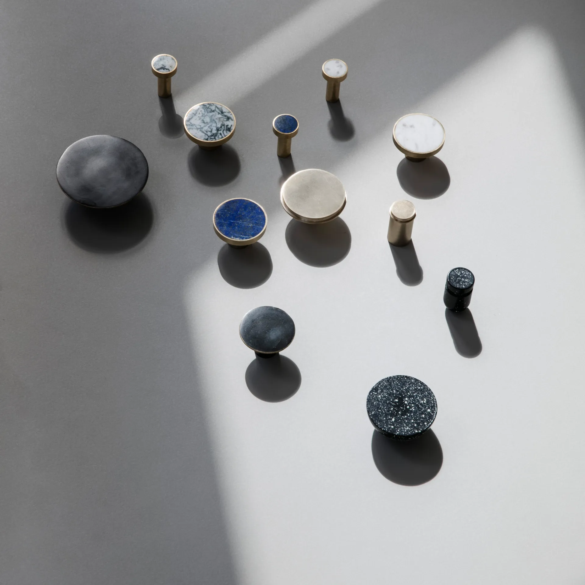 Stone -suuri koukku, valkoinen marmori - messinki Ferm Living