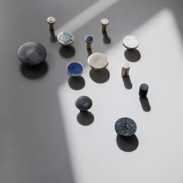Stone -suuri koukku - valkoinen marmori - messinki - Ferm Living