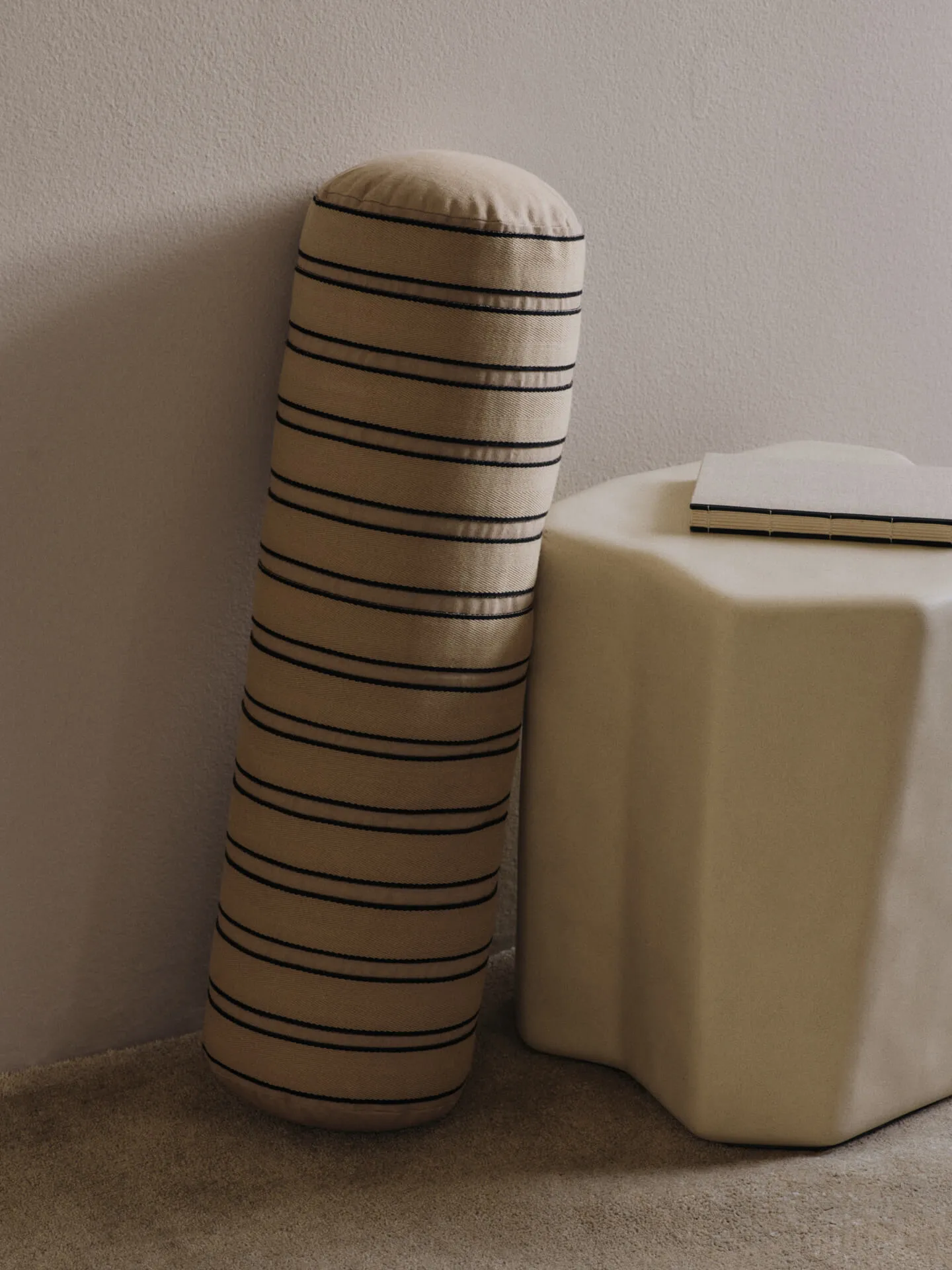 Twill-malli tyynypyörä (bolster cylinderkudde), Cashmere-black Ferm Living