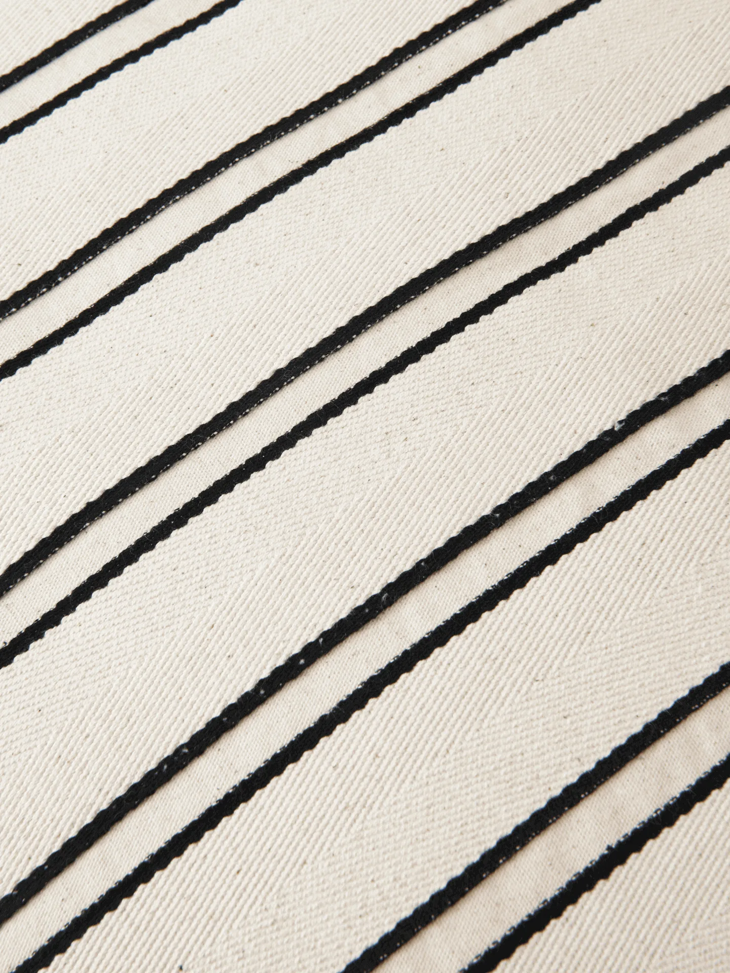 Twill-malli tyynypyörä (bolster cylinderkudde), Off-white-black Ferm Living