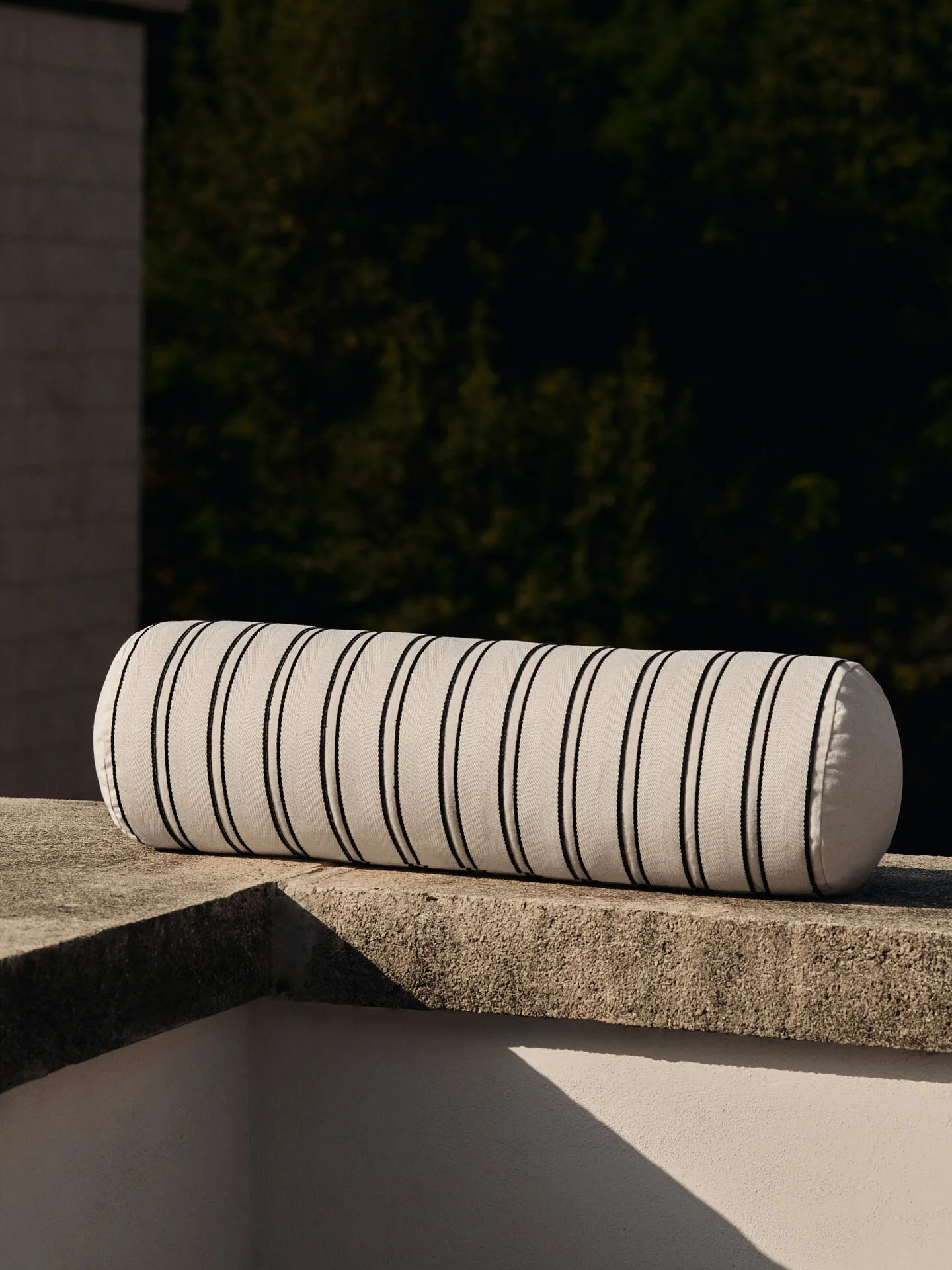 Twill-malli tyynypyörä (bolster cylinderkudde), Off-white-black Ferm Living