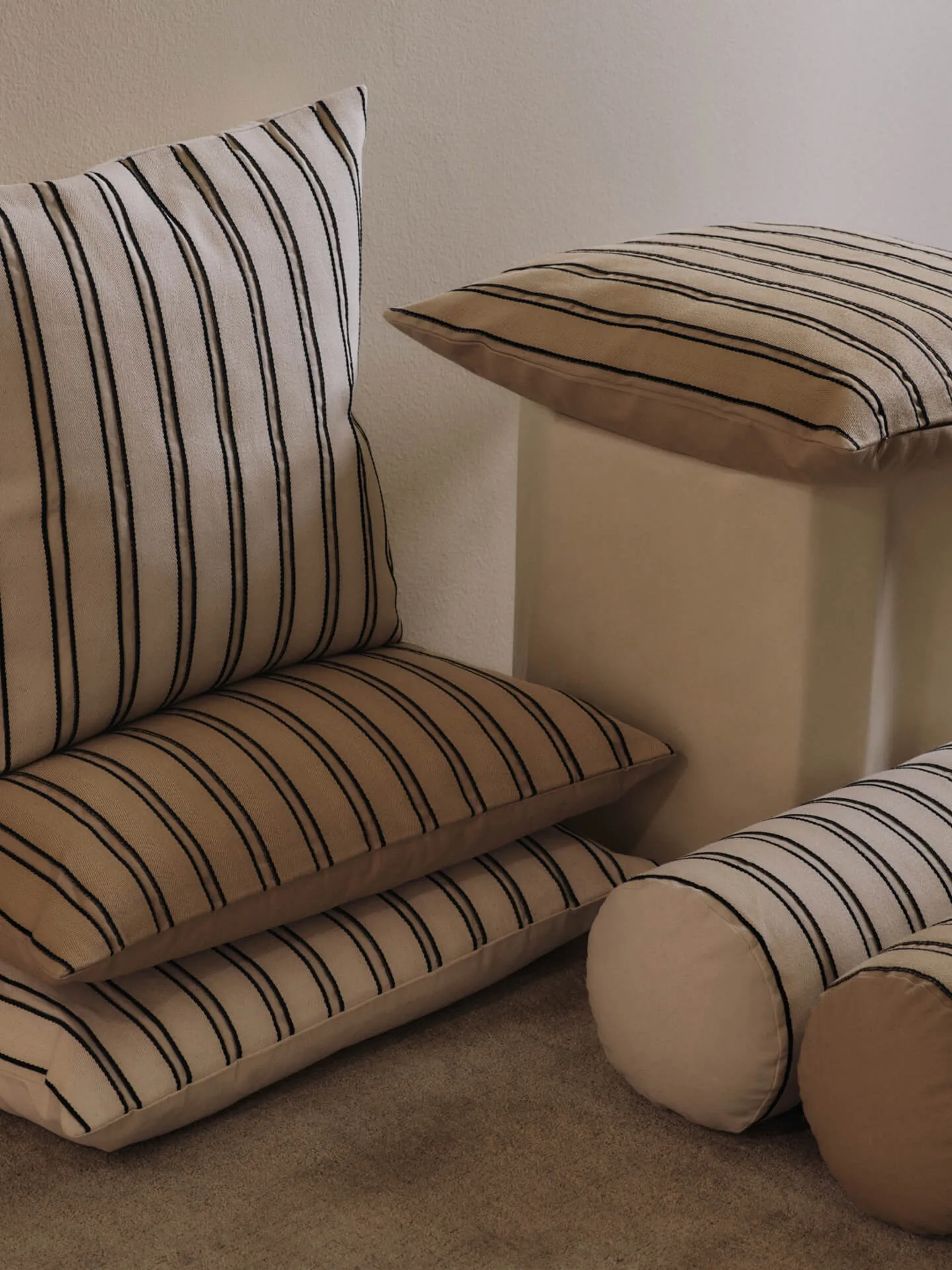 Twill-malli tyynypyörä (bolster cylinderkudde), Off-white-black Ferm Living