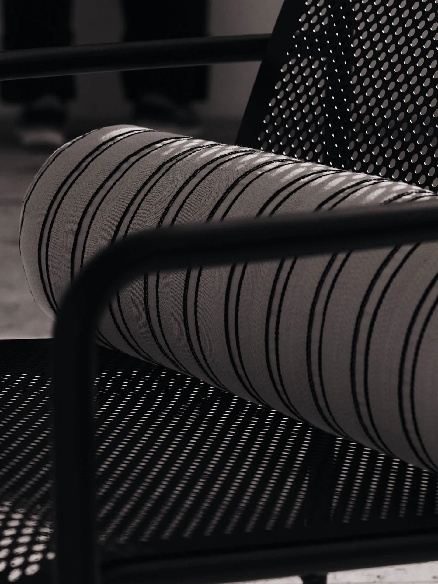 Twill-malli tyynypyörä (bolster cylinderkudde), Off-white-black Ferm Living