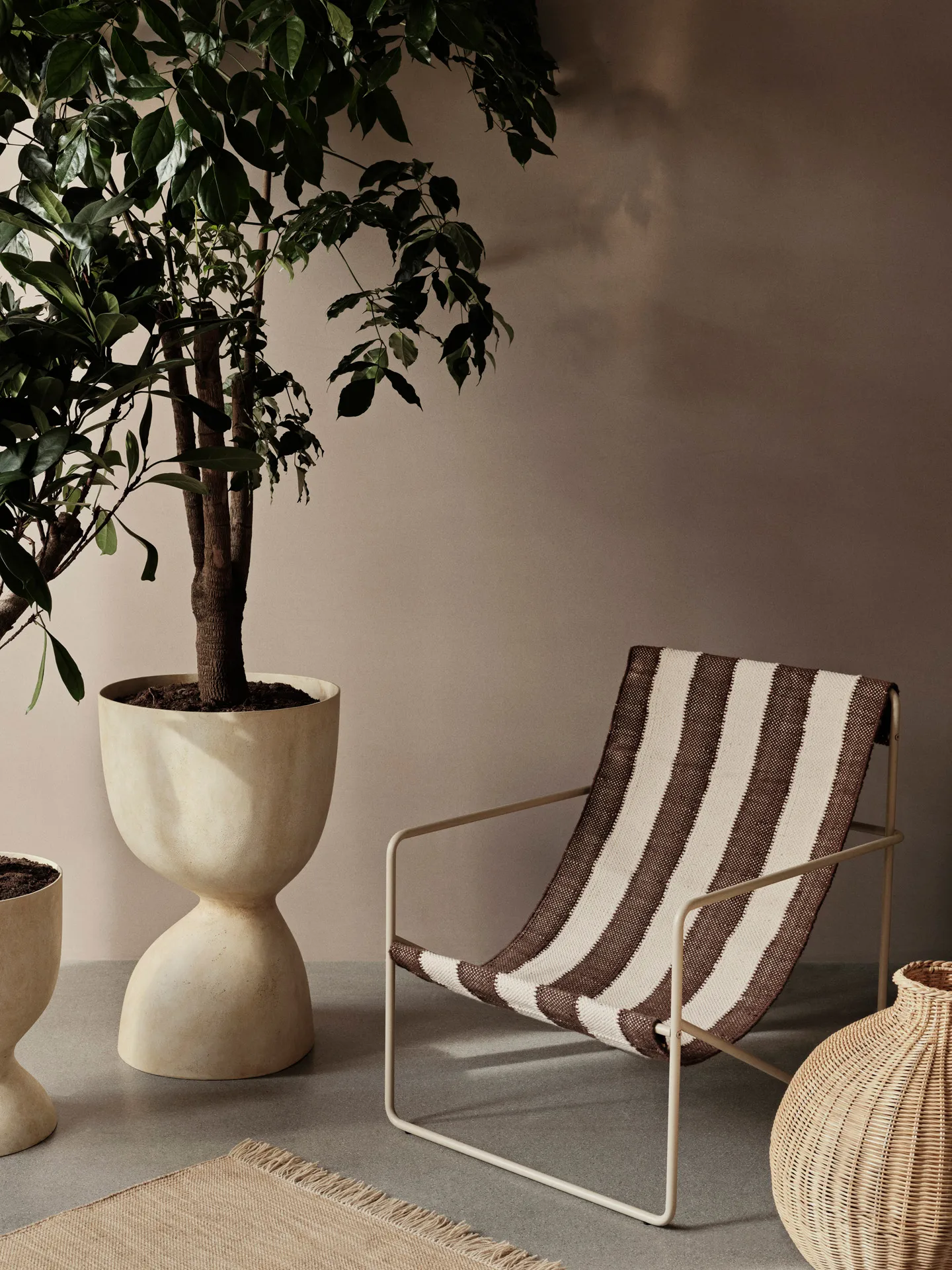 Verhoilu Desert loungenojatuoli, Off-white, Chocolate Ferm Living