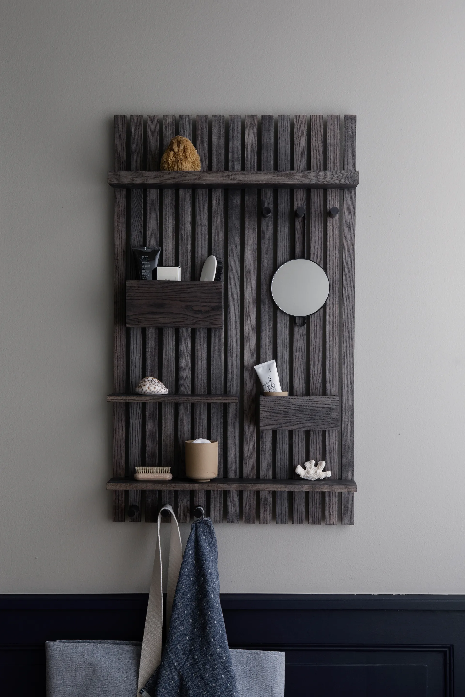 Wooden multi shelf hylly, Tummapetsattu saarni Ferm Living