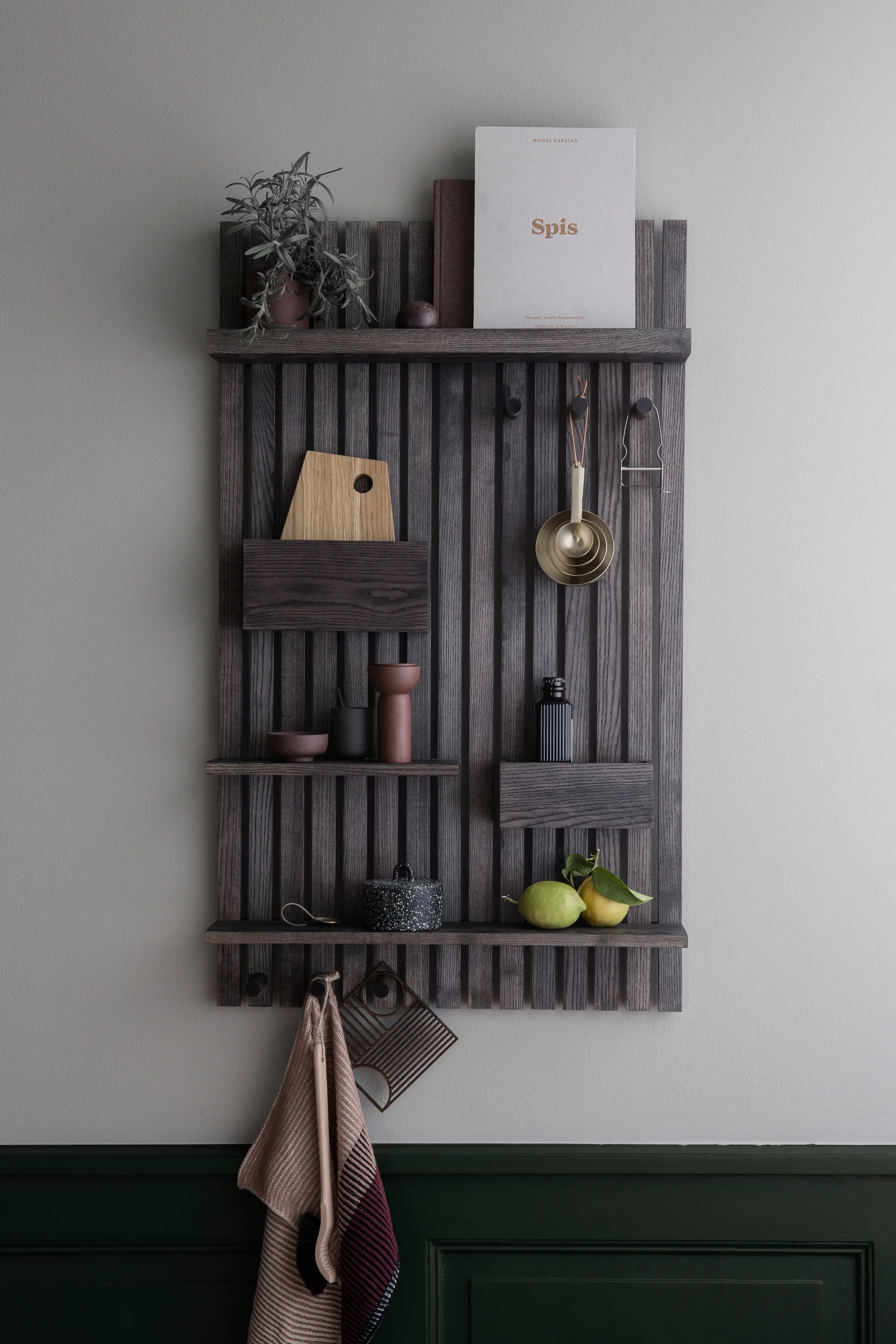 Wooden multi shelf hylly, Tummapetsattu saarni Ferm Living
