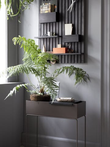 Wooden multi shelf hylly - Tummapetsattu saarni - Ferm Living