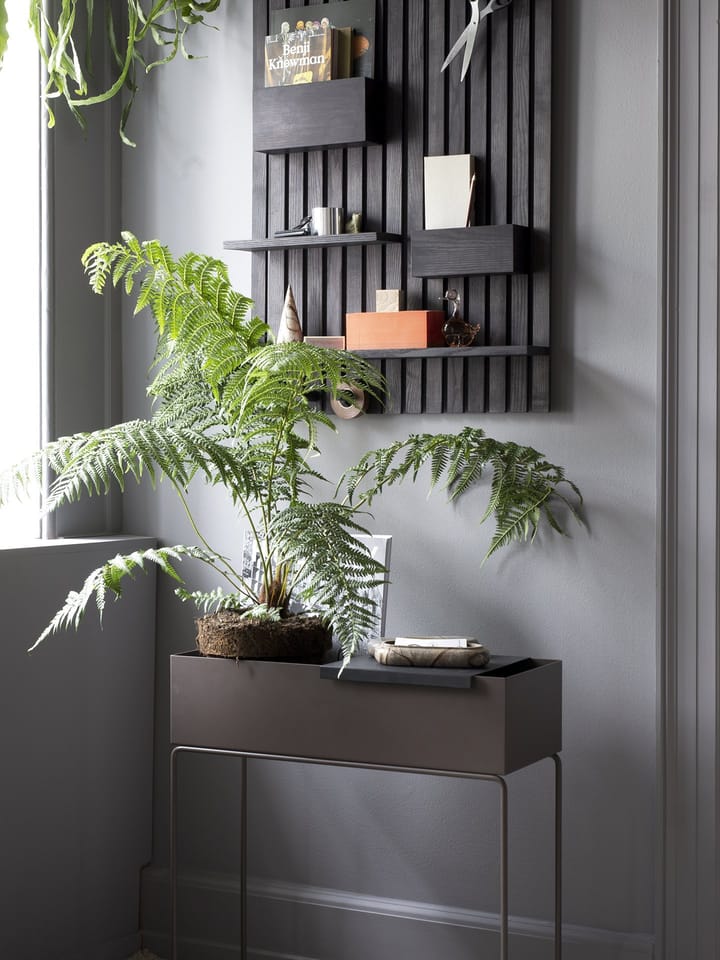 Wooden multi shelf hylly, Tummapetsattu saarni Ferm Living