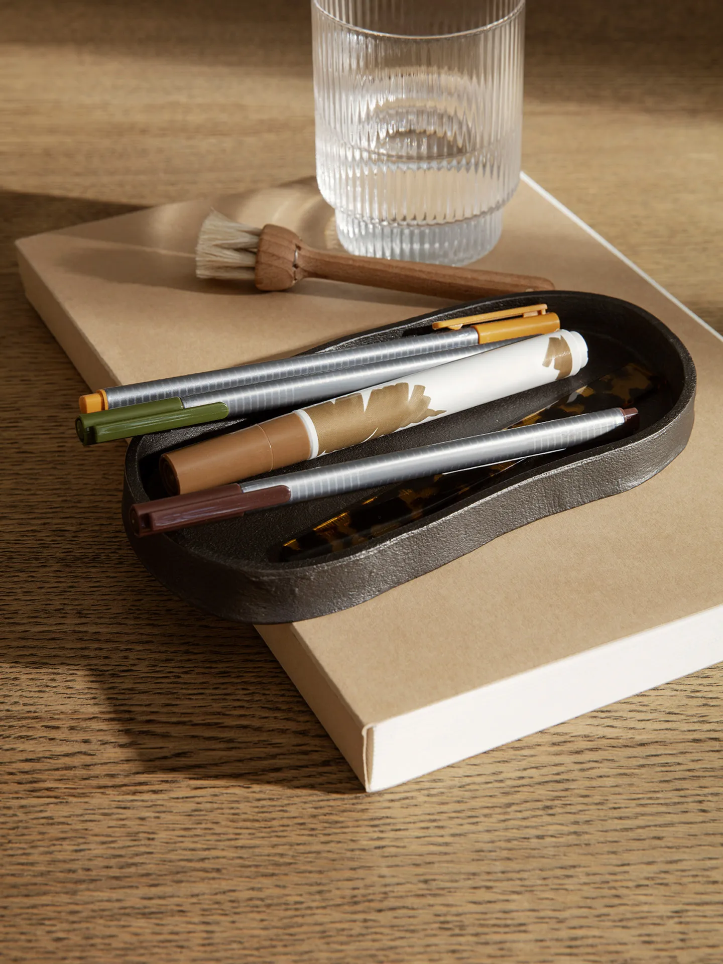 Yama tarjotin soikea 9,5x19 cm, Mustettu alumiini Ferm Living