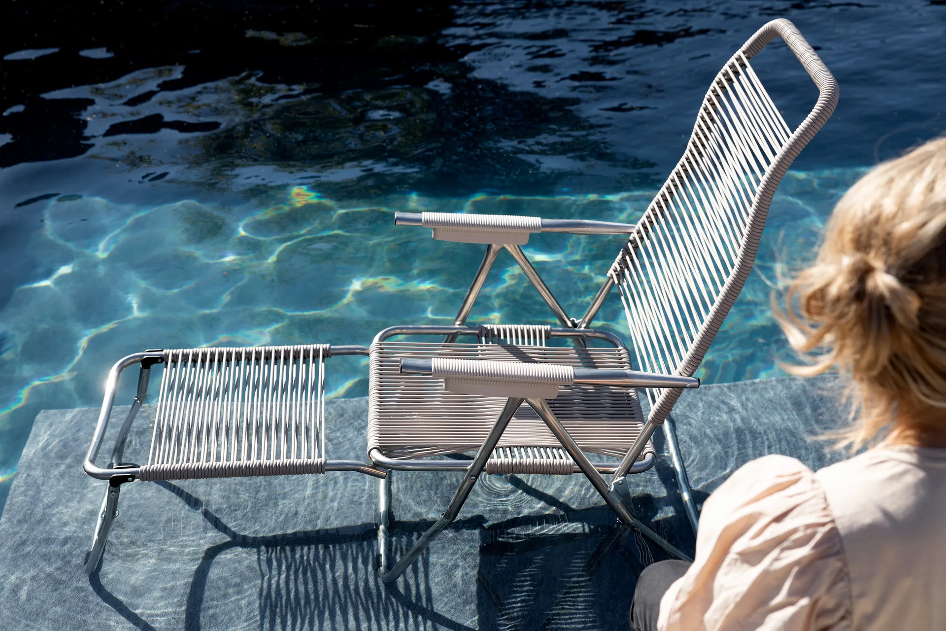 Spaghetti aurinkotuoli jalkatuella, Grey Fiam