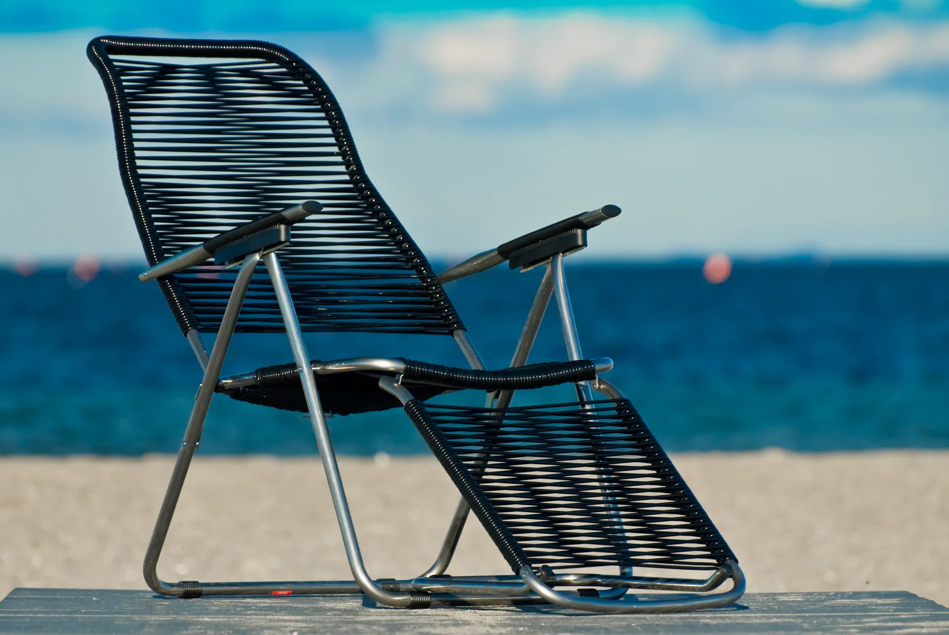 Spaghetti aurinkotuoli jalkatuella, Musta Fiam