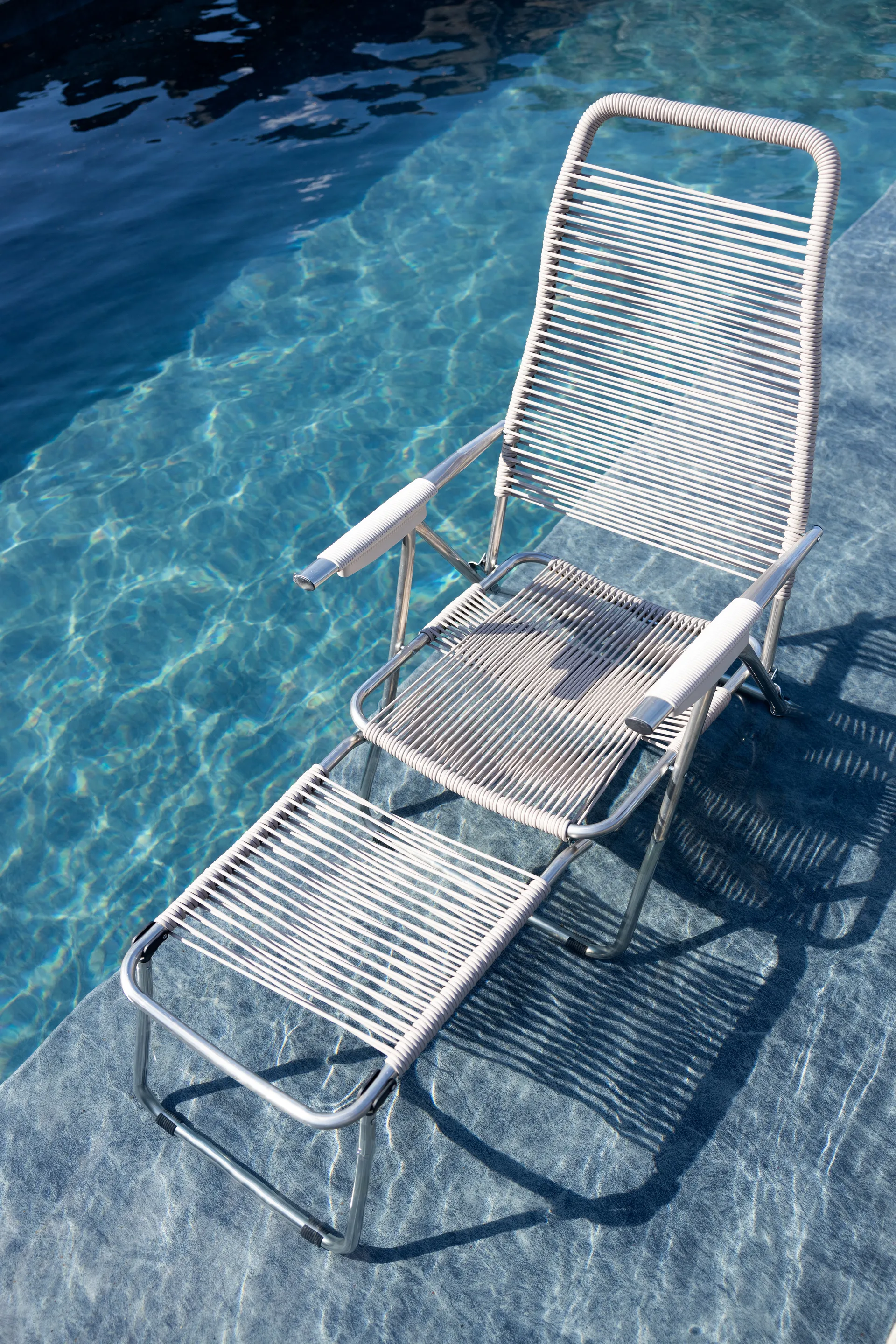 Spaghetti aurinkotuoli jalkatuen kanssa, Grey Fiam