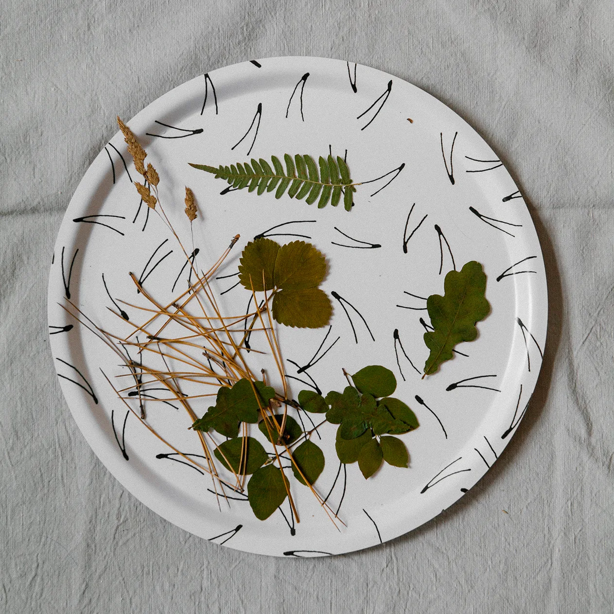 Barr tarjotin Ø 38 cm, Musta-valkoinen Fine Little Day