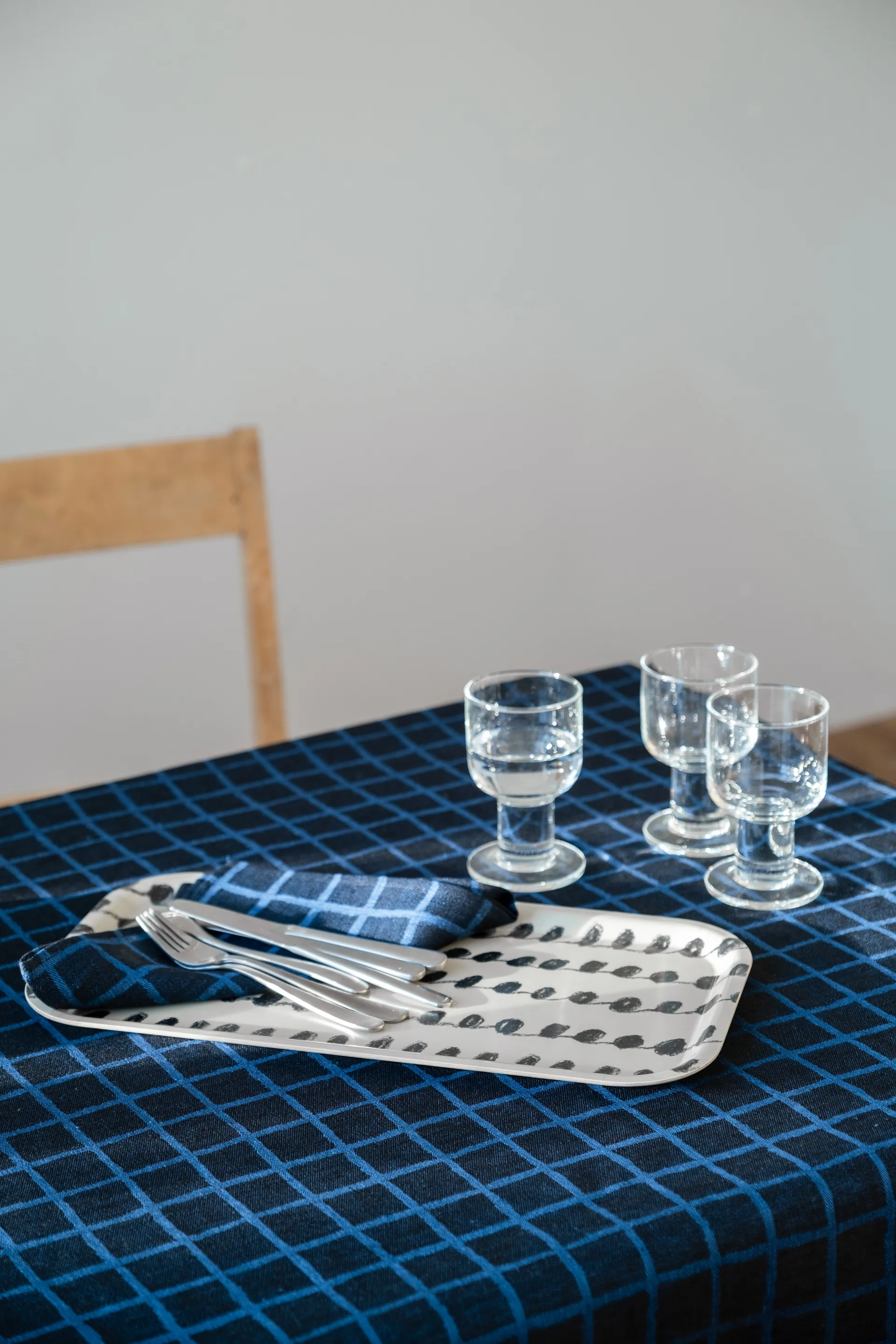 Dot tarjotin 22 x 43 cm, Black-white Fine Little Day