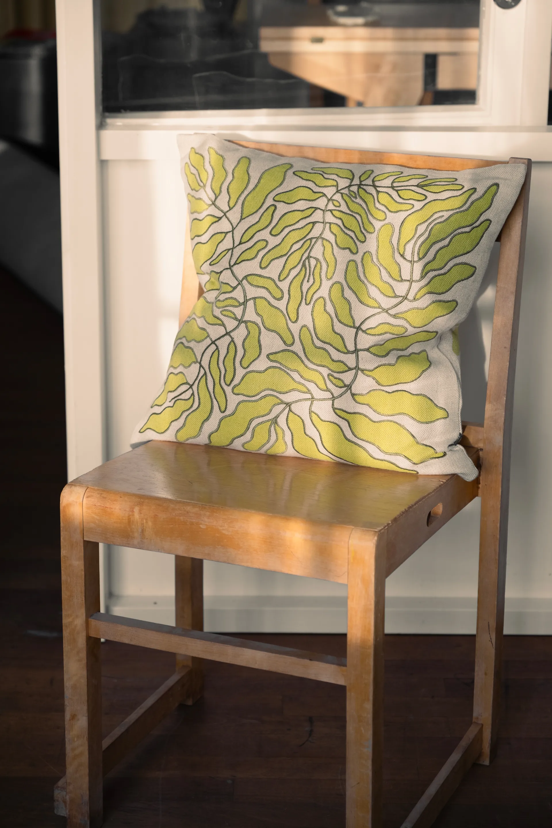 Leaves brodeerattu tyynynpäällinen 48x48 cm, Lime-nature Fine Little Day
