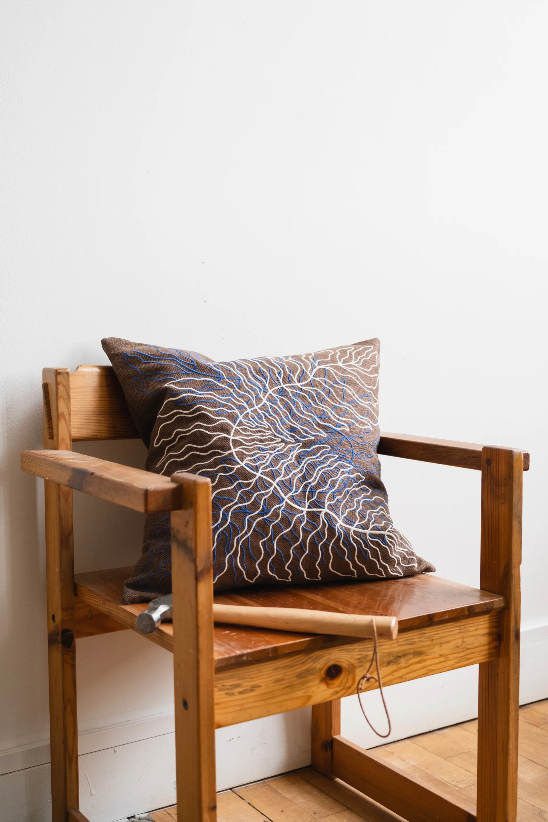 Leaves brodeerattu tyynynpäällinen 48x48 cm, Ruskea Fine Little Day