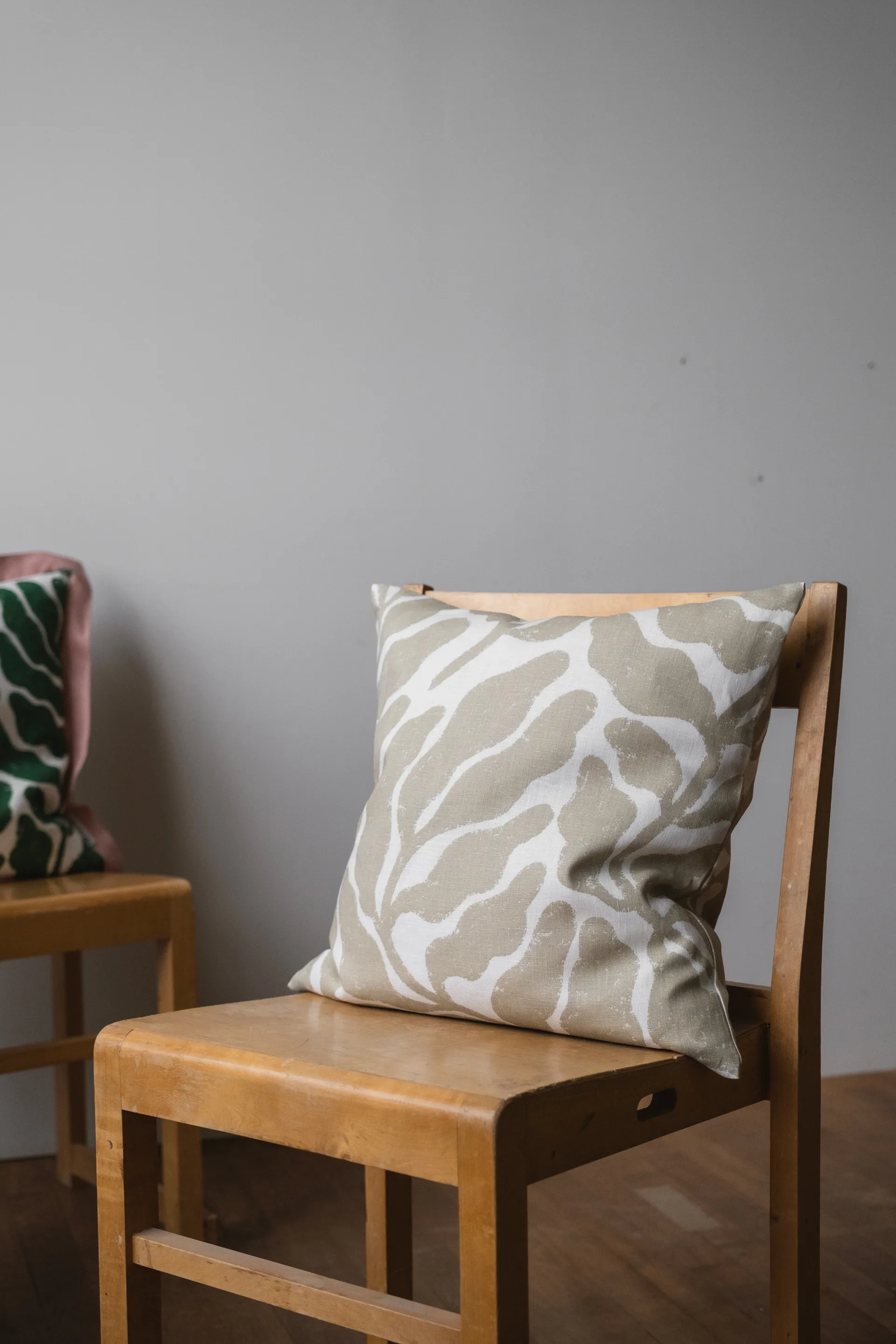 Leaves tyynynpäällinen 48x48 cm, Hiekka Fine Little Day