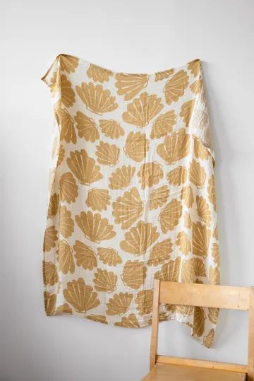 Snäcka musliiniviltti 120 x 120 cm - Sand - Fine Little Day