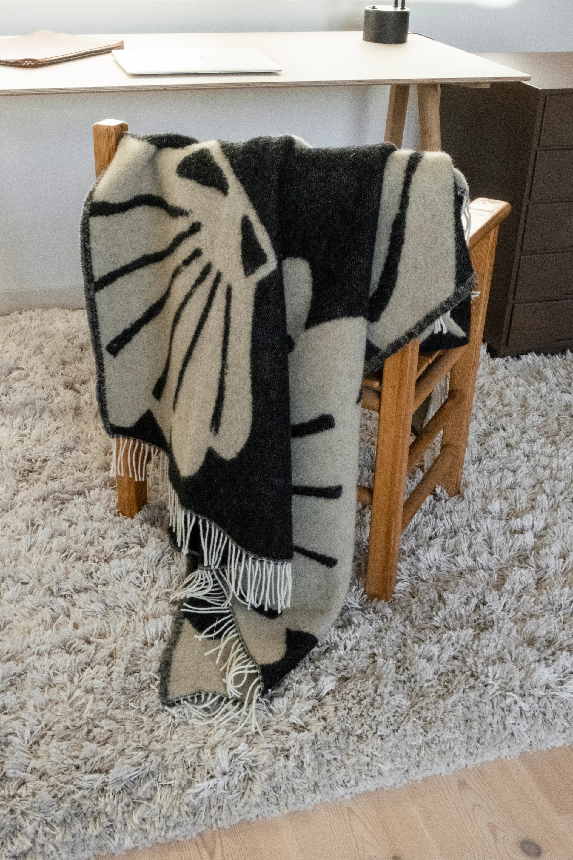 Snäcka viltti 130 x 190 cm, Coal-Beige Fine Little Day