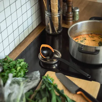 Functional Form keittokauha - Musta-oranssi, 36,2 cm - Fiskars