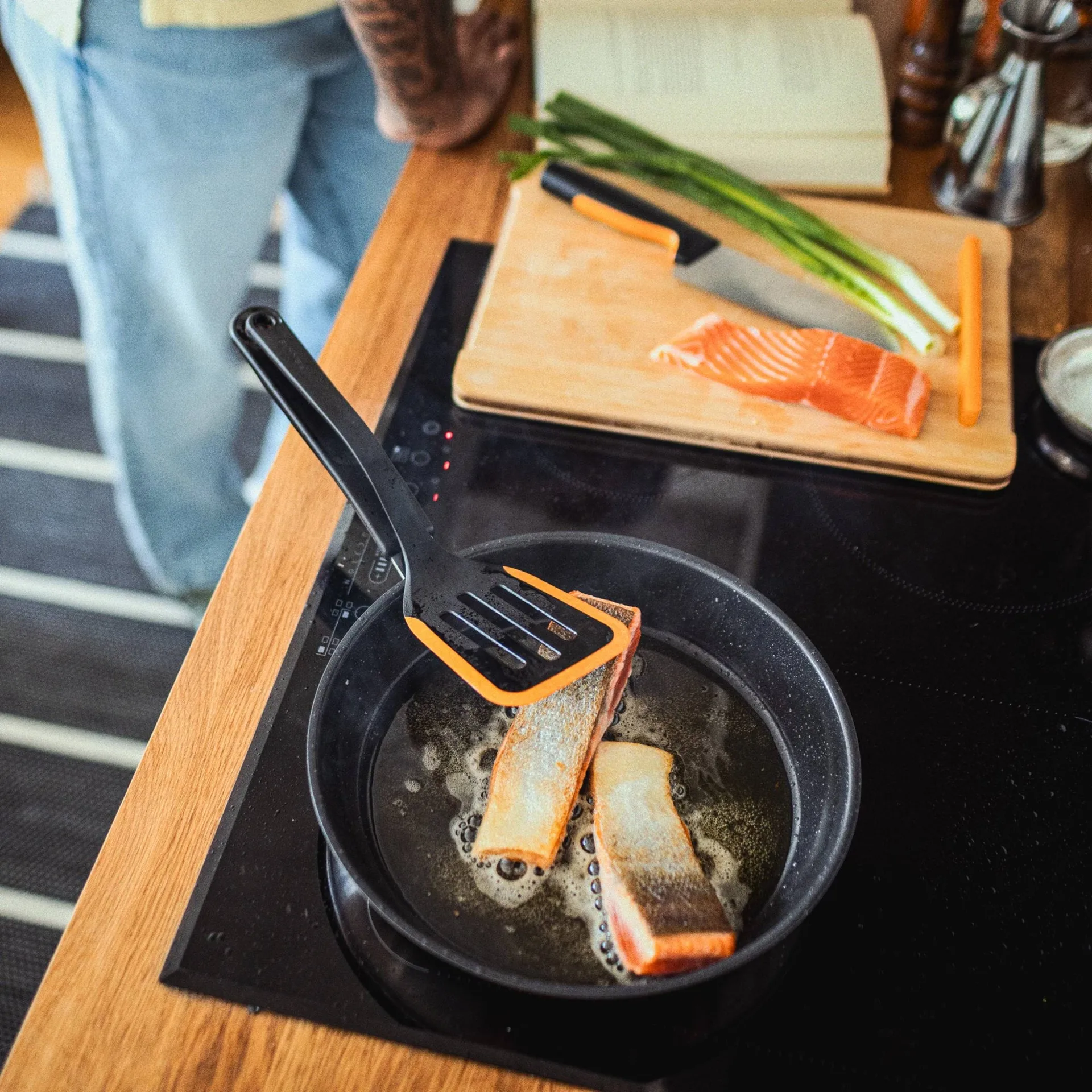 Functional Form paistinlasta, Musta-oranssi, 36,2 cm Fiskars