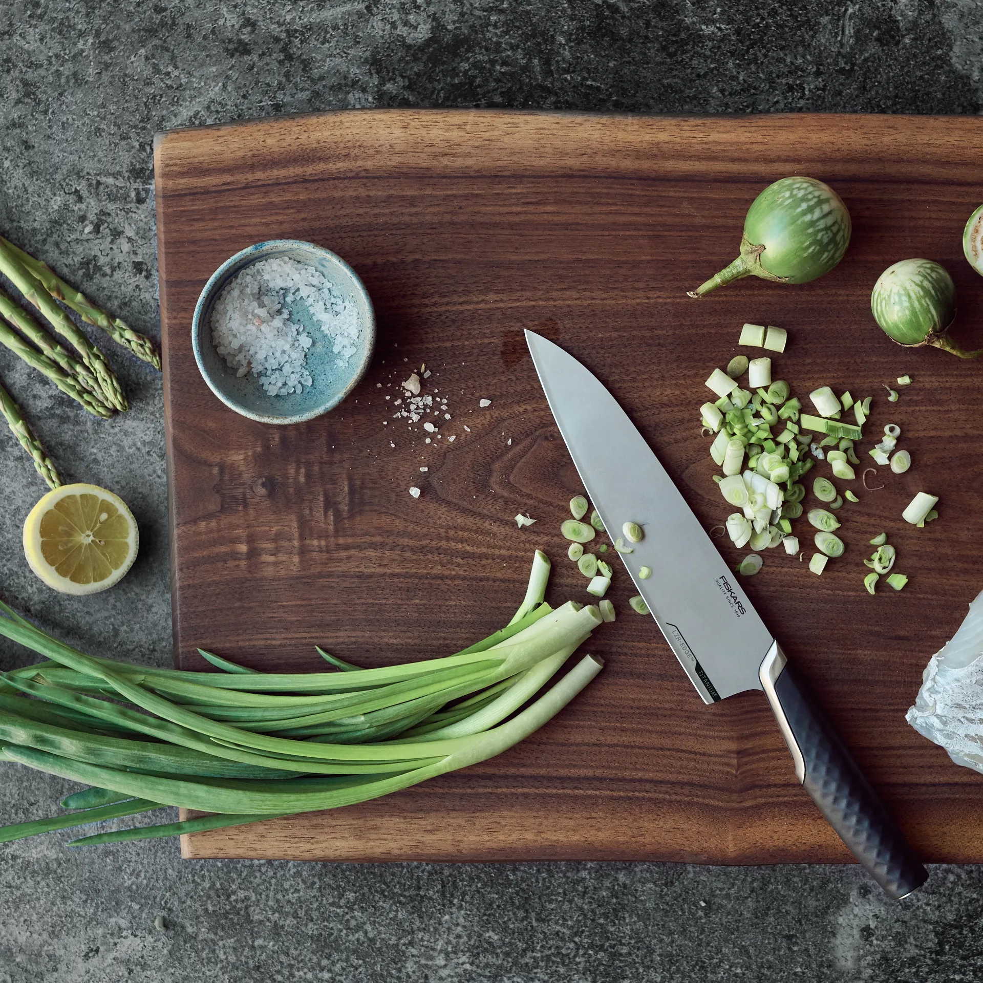 Titanium kokkiveitsi 20 cm, Musta Fiskars