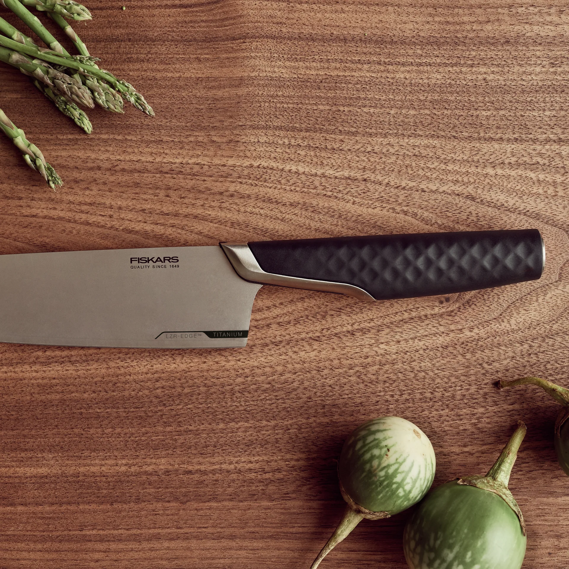 Titanium kokkiveitsi 20 cm, Musta Fiskars