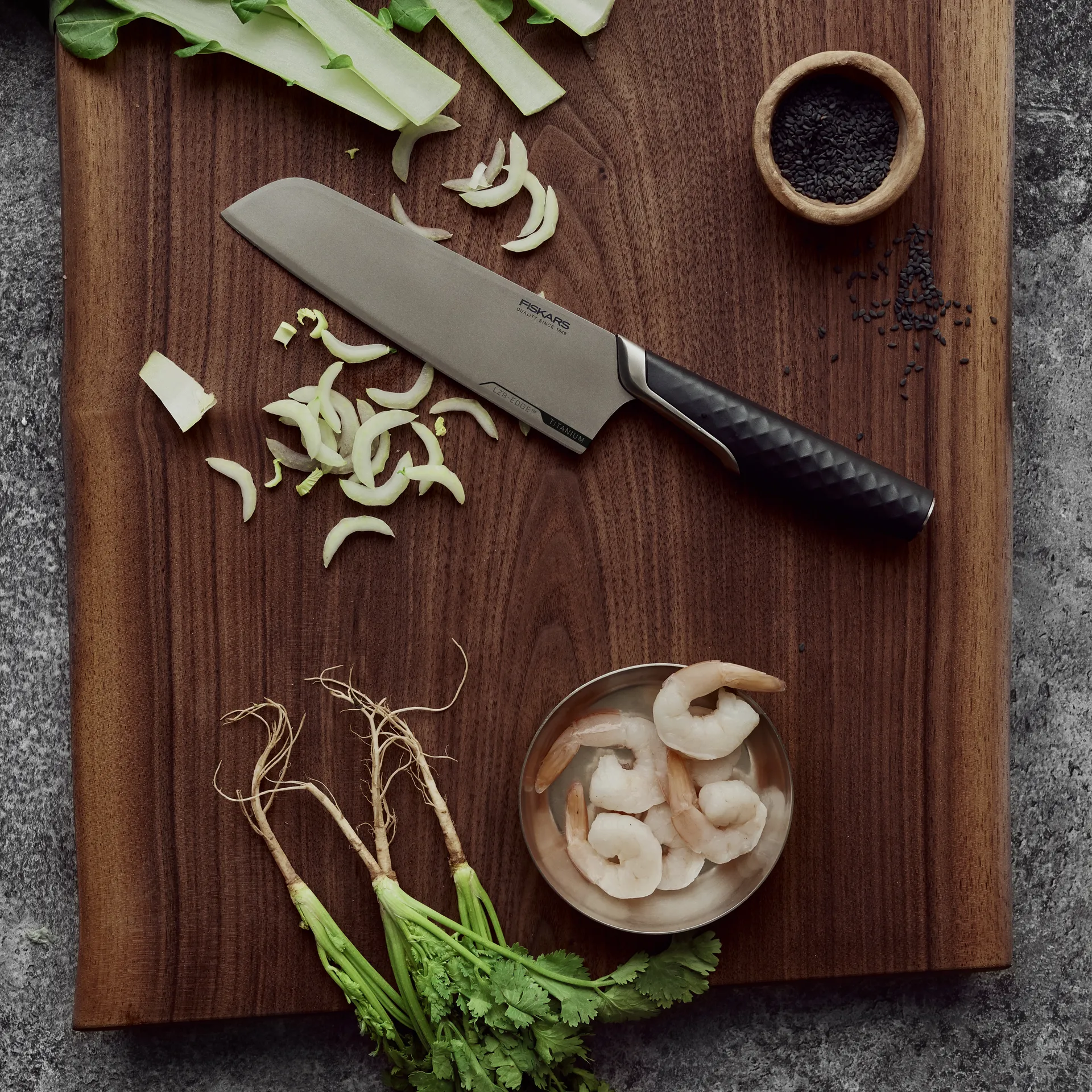 Titanium santokuveitsi 16 cm, Musta Fiskars