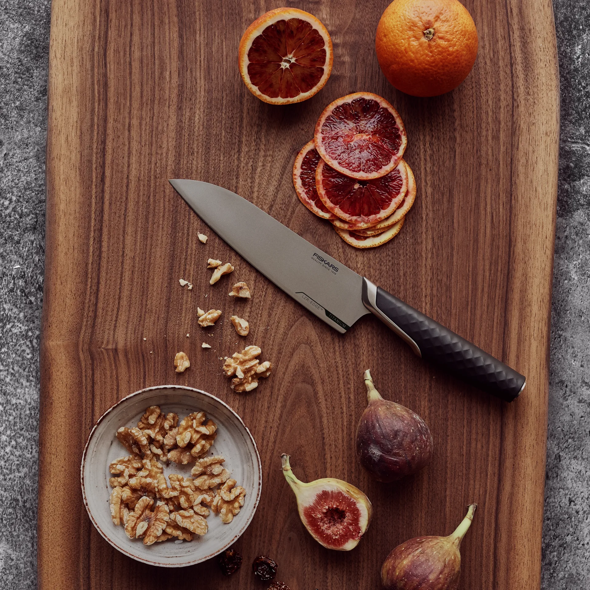 Titanium vihannesveitsi 10 cm, Musta Fiskars