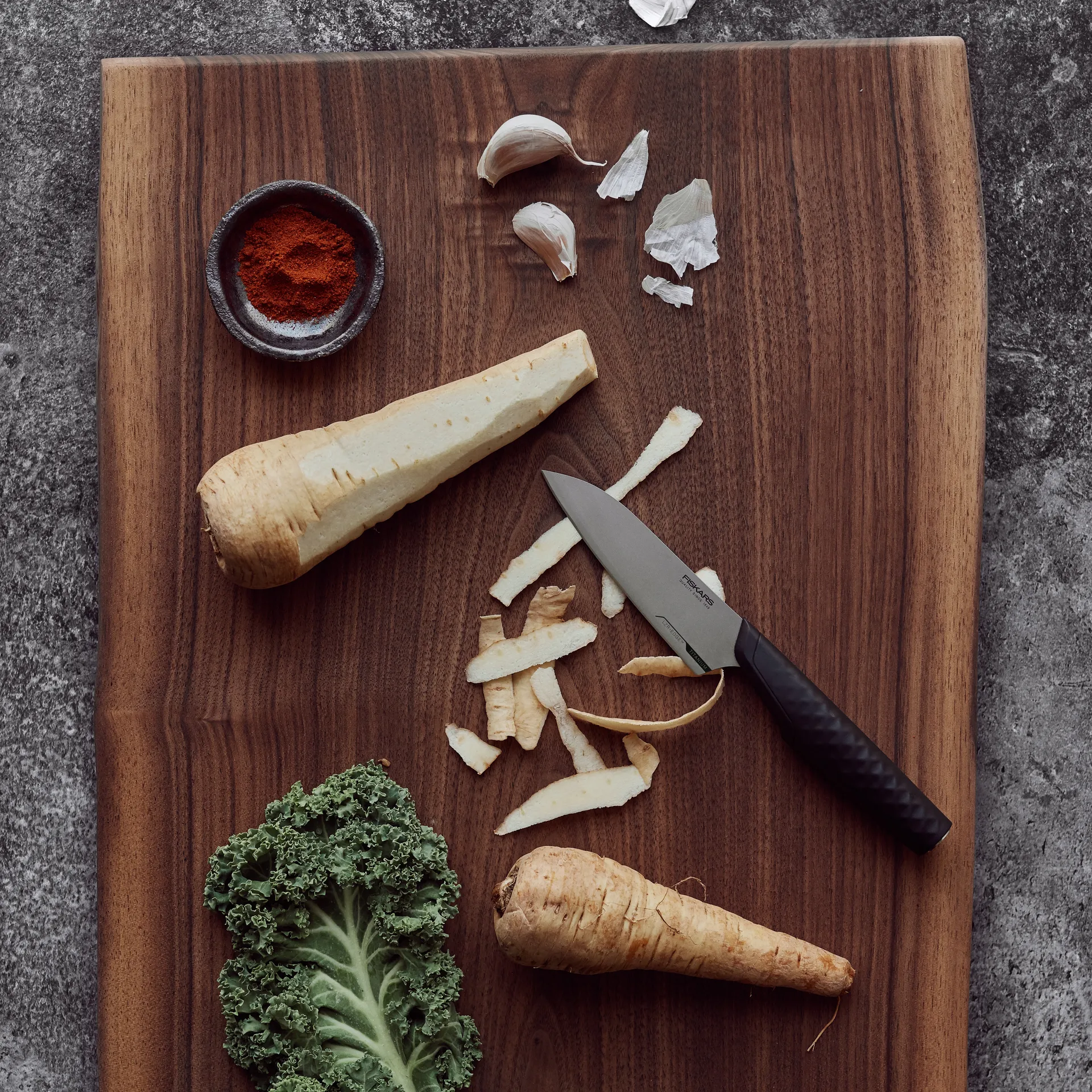 Titanium vihannesveitsi 10 cm, Musta Fiskars