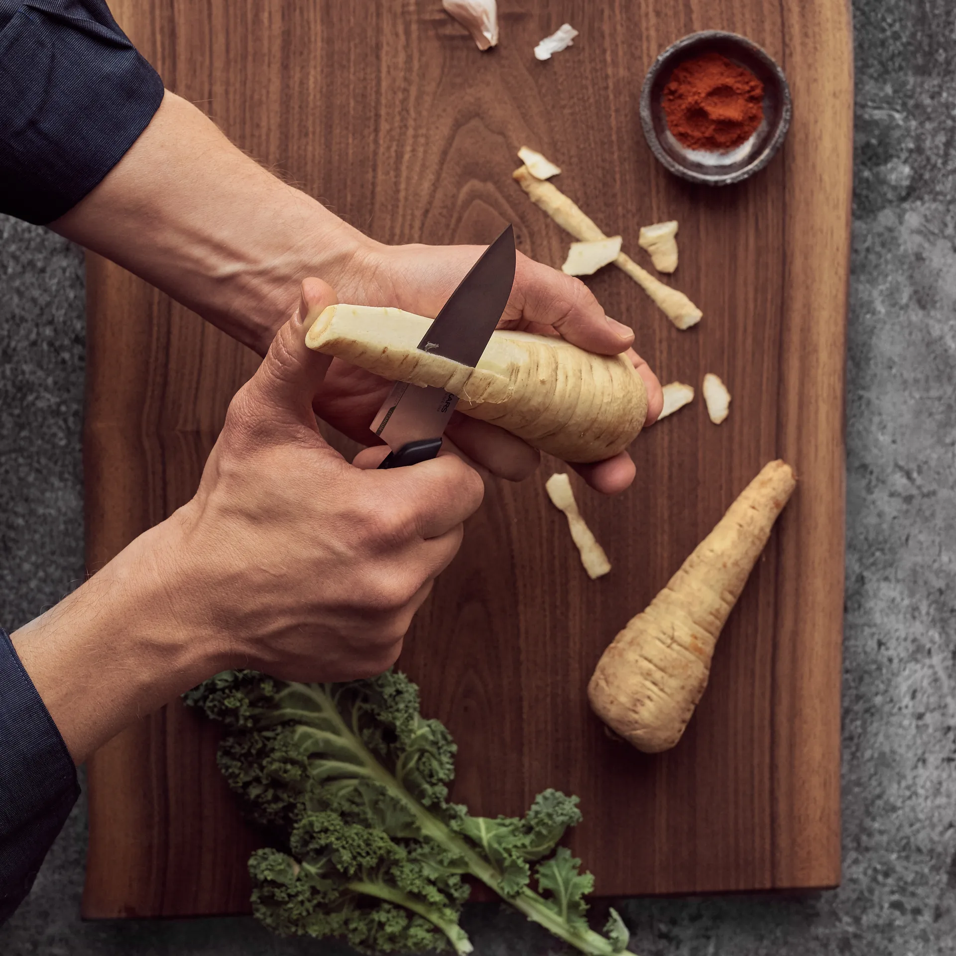 Titanium vihannesveitsi 10 cm, Musta Fiskars