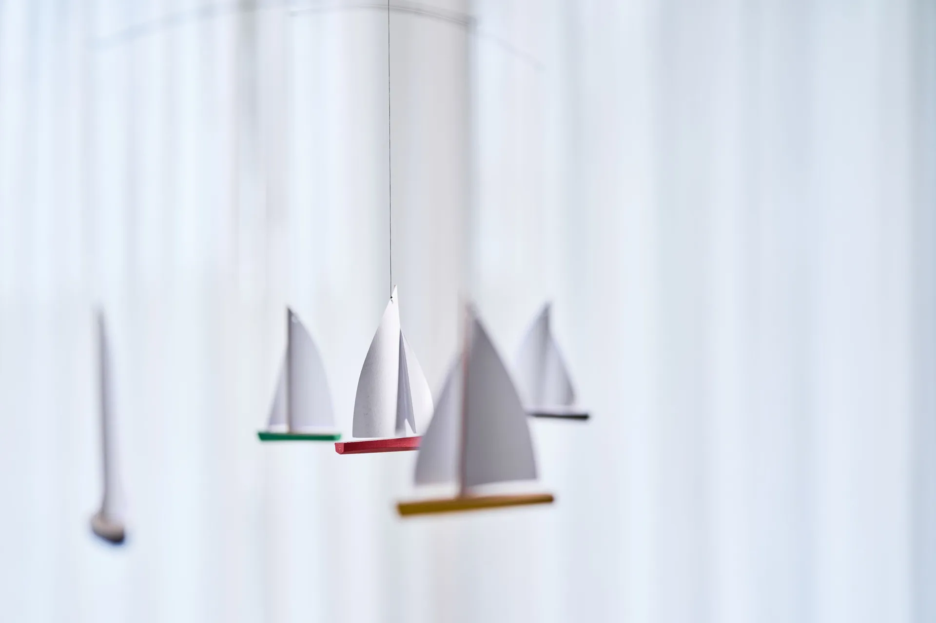 Dinghy Regatta 5 mobile, monivärinen Flensted Mobiles