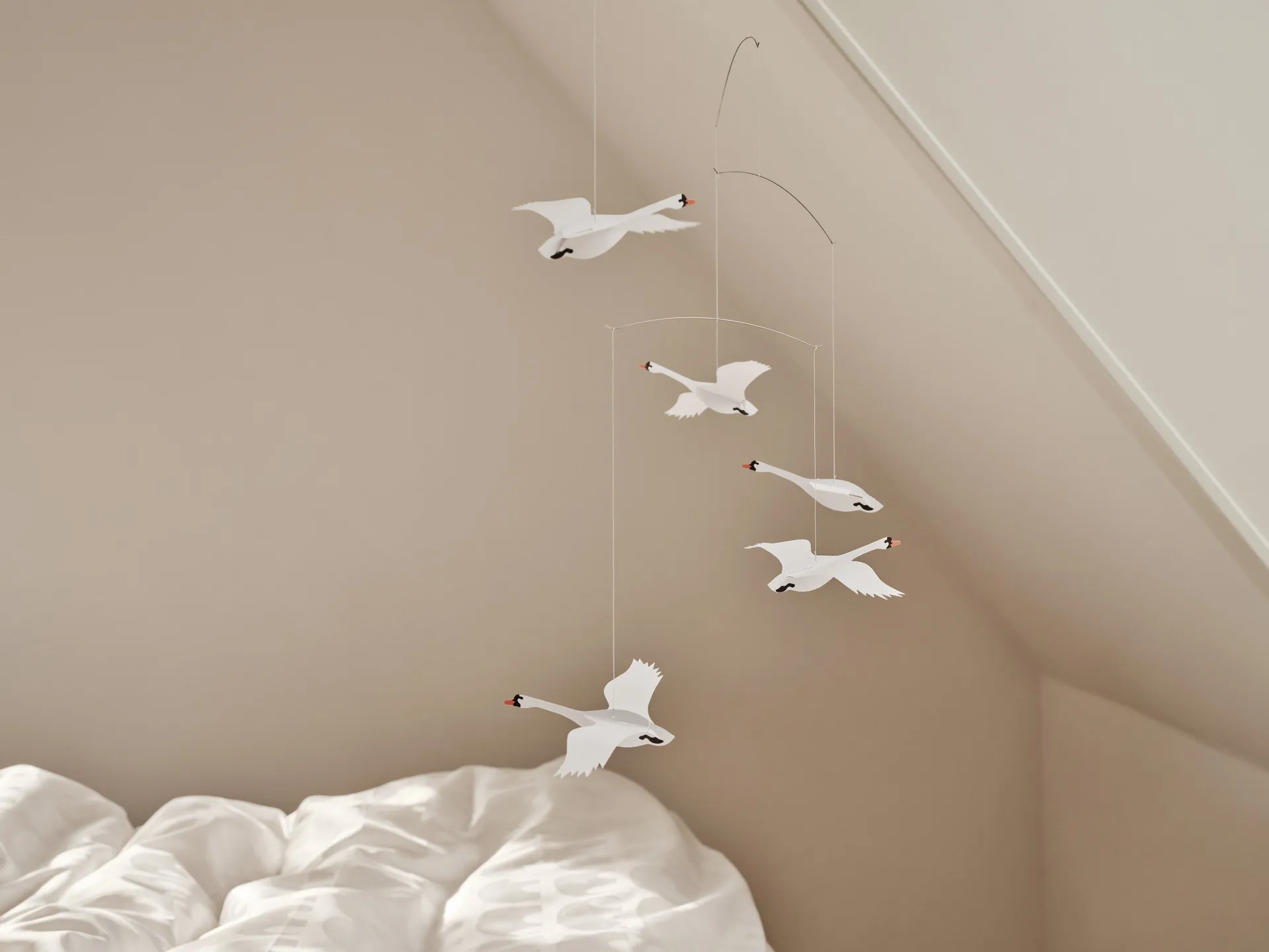 Scandinavian swans -mobile, monivärinen Flensted Mobiles