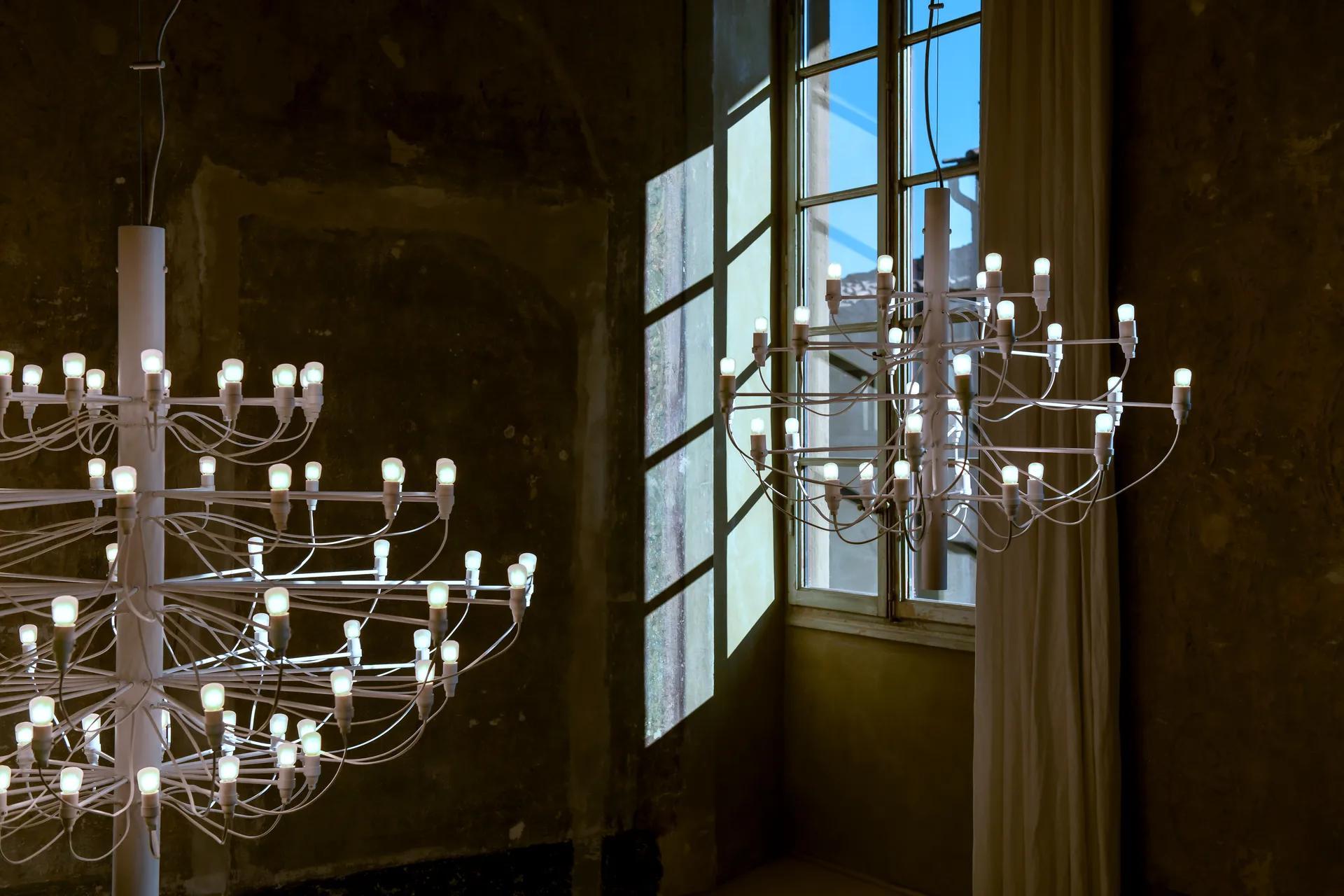 2097 Sarfatti kattokruunu, Matavalkoinen 30 lamppua Flos