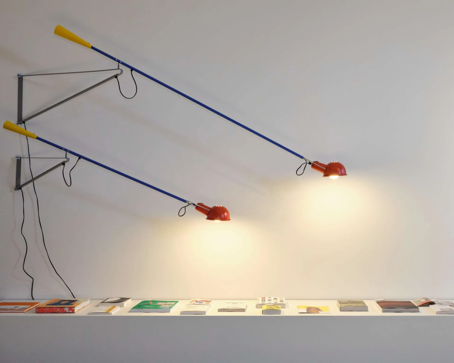 265 Small seinävalaisin, Chromatica Flos