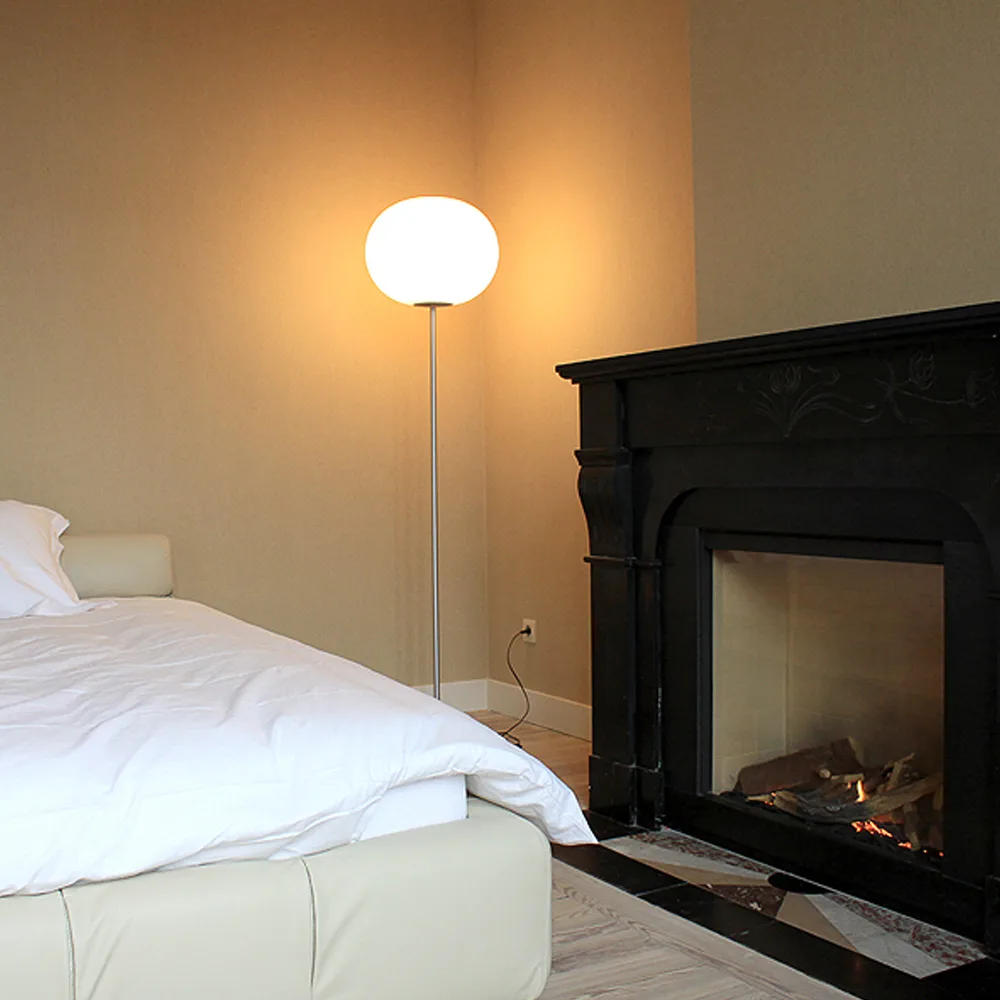 Glo-ball F3 lattiavalaisin, Valkoinen opaalilasi mattahopeinen jalusta Flos