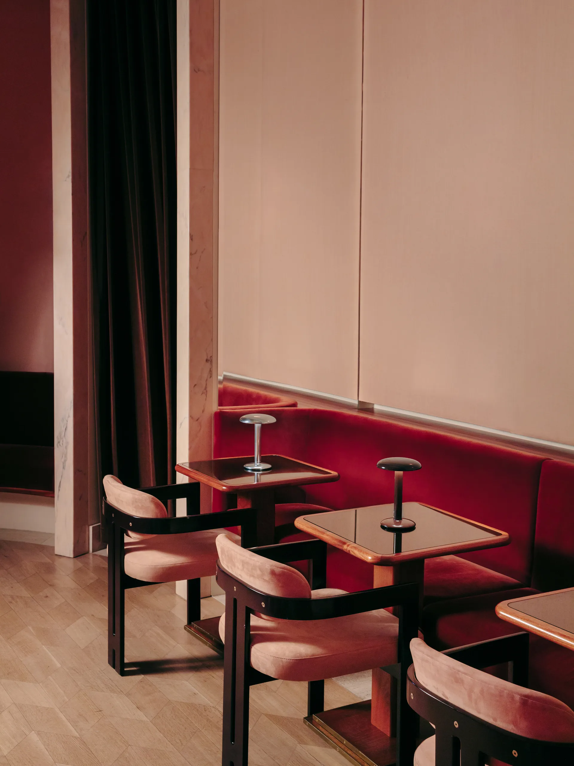 Gustave Residential kannettava pöytävalaisin, Lacquered brown Flos