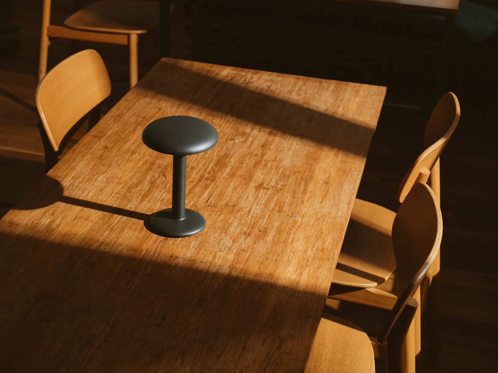 Gustave Residential kannettava pöytävalaisin, Matte anthracite Flos