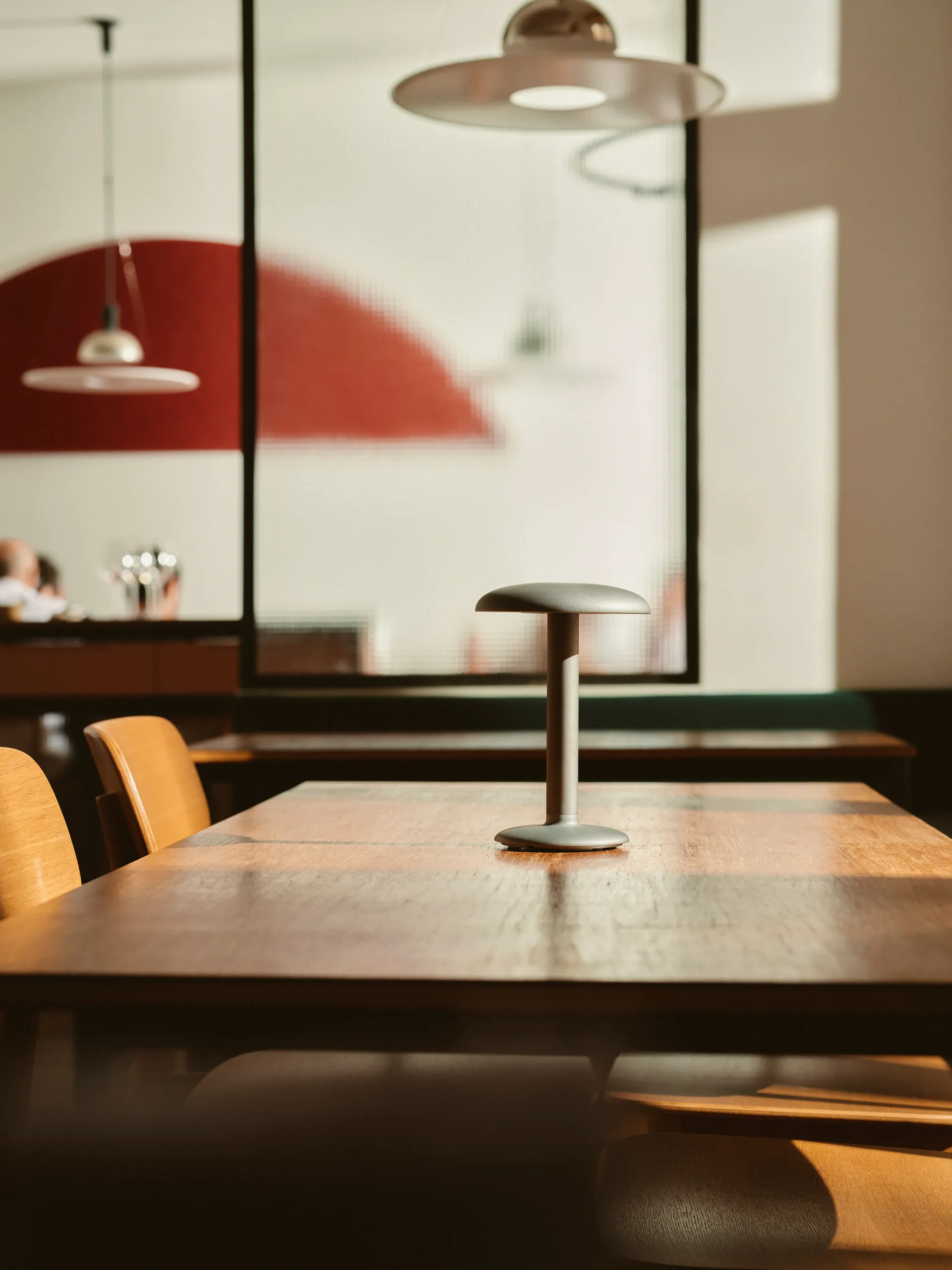 Gustave Residential kannettava pöytävalaisin, Raw aluminium Flos